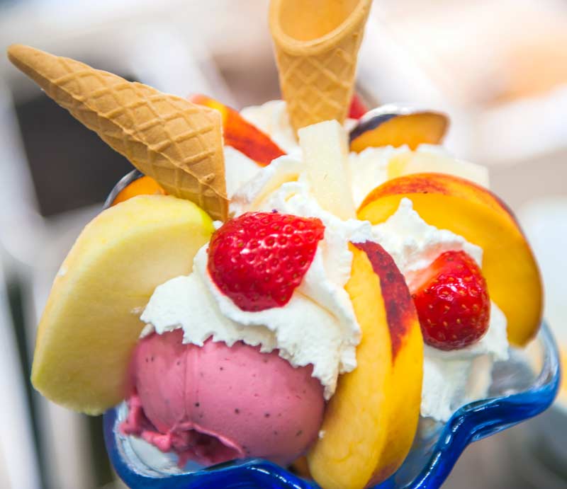 Coppa gelato alla frutta fresca di stagione - Gelateria la Sirenetta